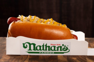 Hot dog da franquia Nathan's Famouse no Brasil